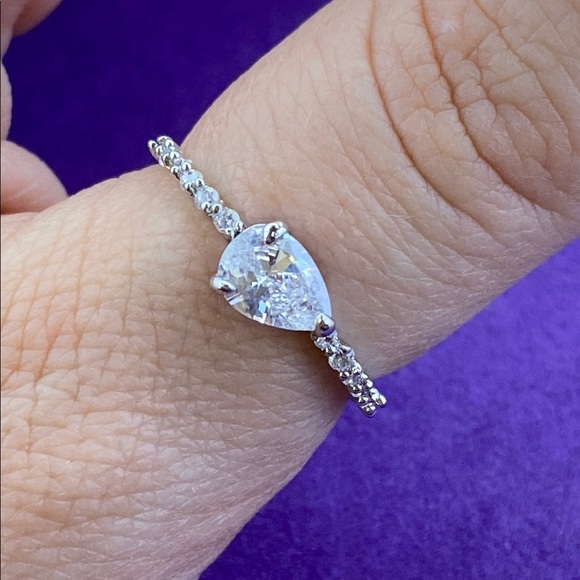 💛 Elegant 18k White Gold Plated Tear Drop-Shaped Ring - Picture 3 of 7